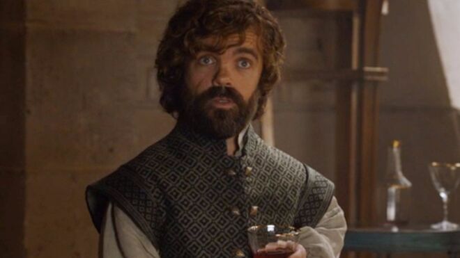 Tyrion Lannister, uno de los protagonistas principales de 'Juego de Tronos' con su copa de vino