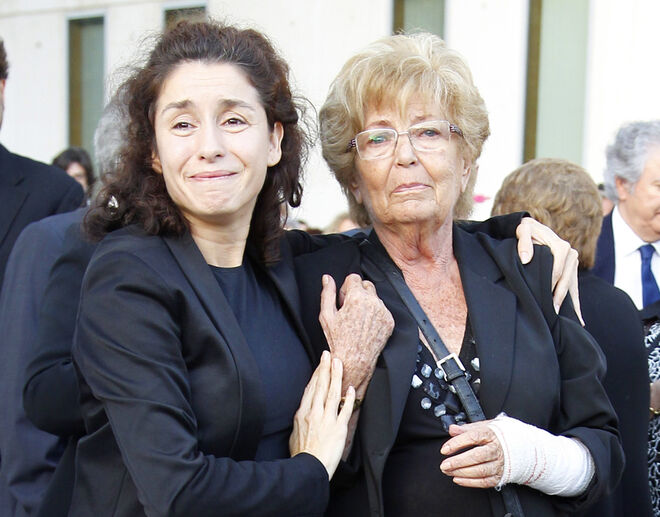 La hija de Manolo y su mujer, Anita, el día de su entierro.