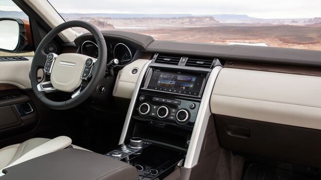 El interior del nuevo Discovery sigue la línea lujosa Range Rover.