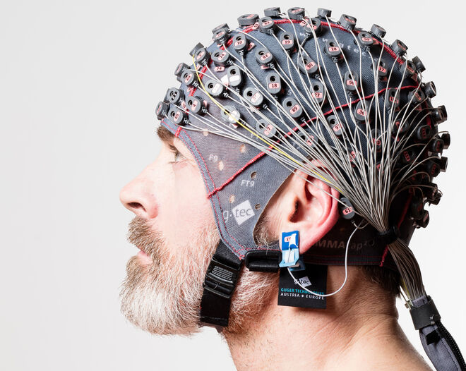 Casco electroencefalográfico recoveriX para lectura de actividad cerebral, de la empresa  g.tech.