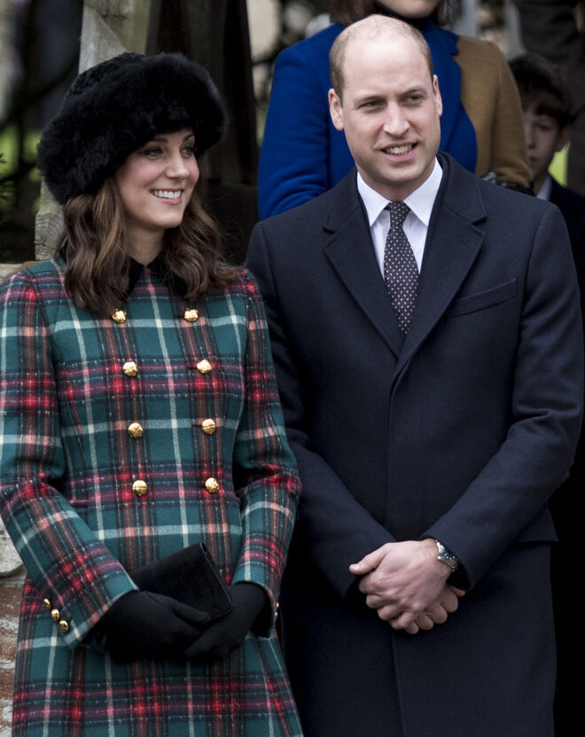 Kate, embarazada de cuatro meses, ha impresionado con su abrigo de tartán.