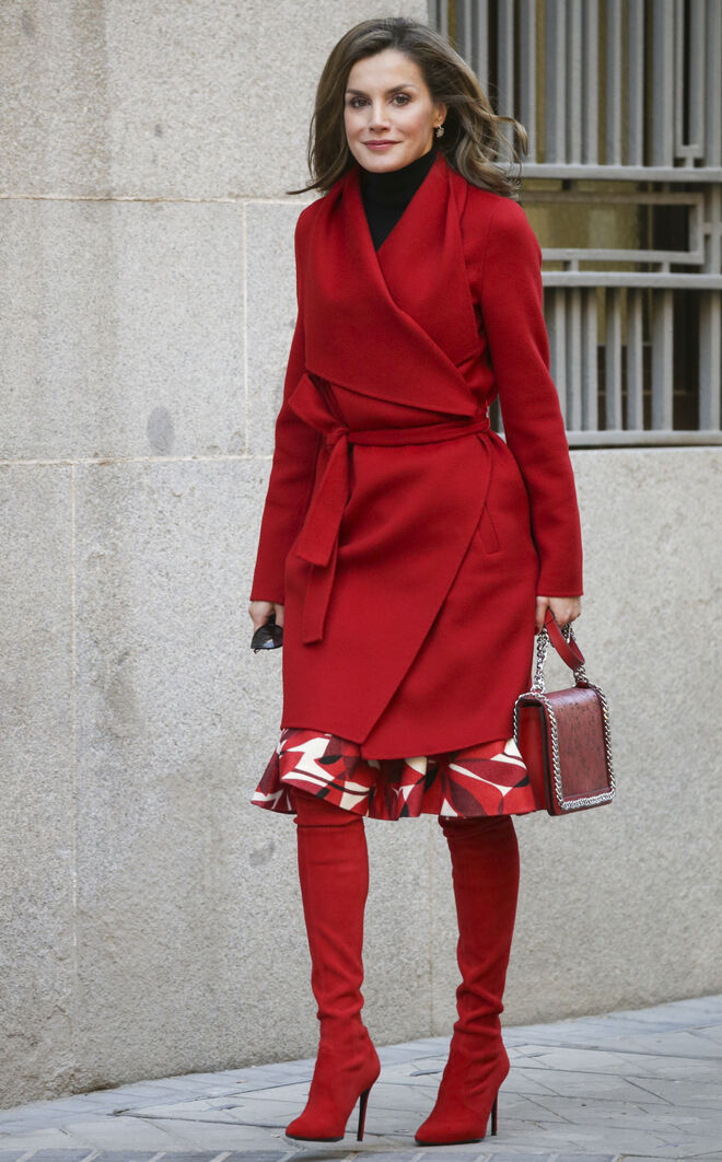 Letizia, con abrigo de lana rojo tipo batín de Hugo Boss y Falda de Carolina Herrera.
