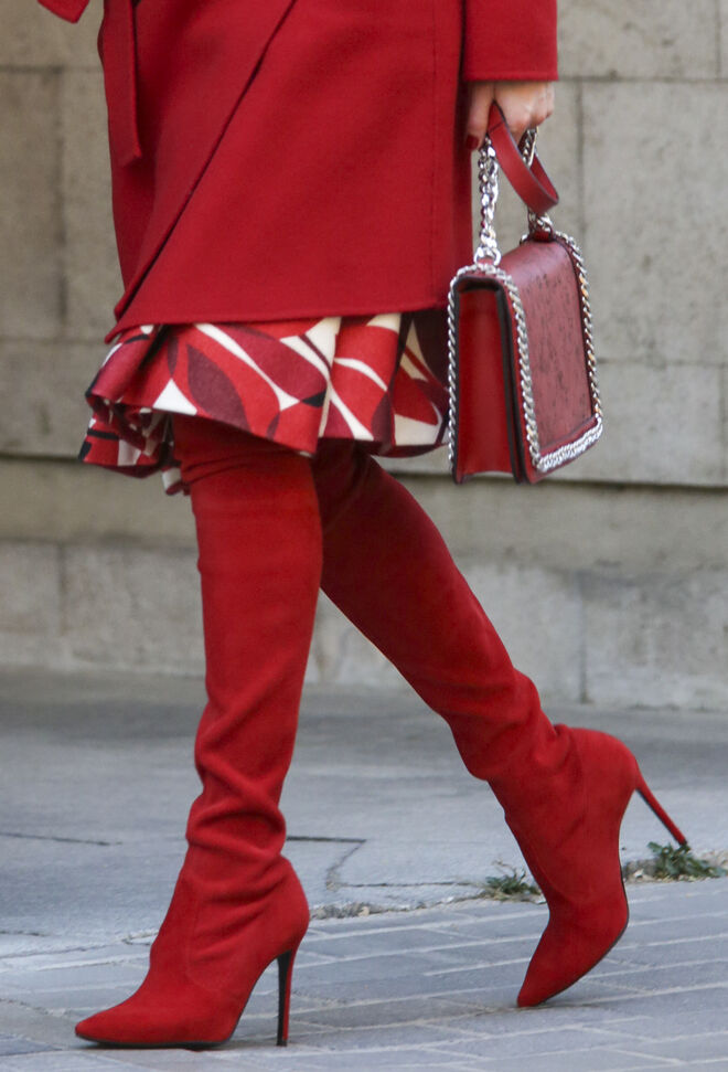 Letizia, con bolso de Zara y botas altas de ante  de Magrit, cuyo precio es de 580 euros.