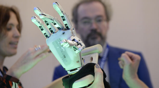 Mano robótica controlada mediante un brazalete con sensores del grafeno del Instituto Italiano de Tecnología,  IIT.