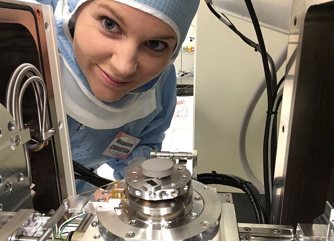 La doctora Meganne Christian, del Italian Research Council (CNR), con el experimento del sistema de tuberías de calor en bucle  (“heat pipes”) para refrigerar satélites.