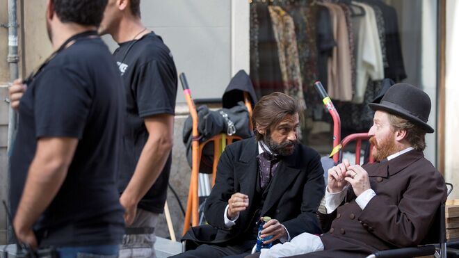 MÁLAGA, 02/11/2017.- El actor Jordi Mollá (c) durante un momento de pausa del rodaje en Málaga de la serie "Genius: Picasso", producida por National Geographic y Fox 21, en el que el artista malagueño está interpretado por el actor Antonio Banderas.