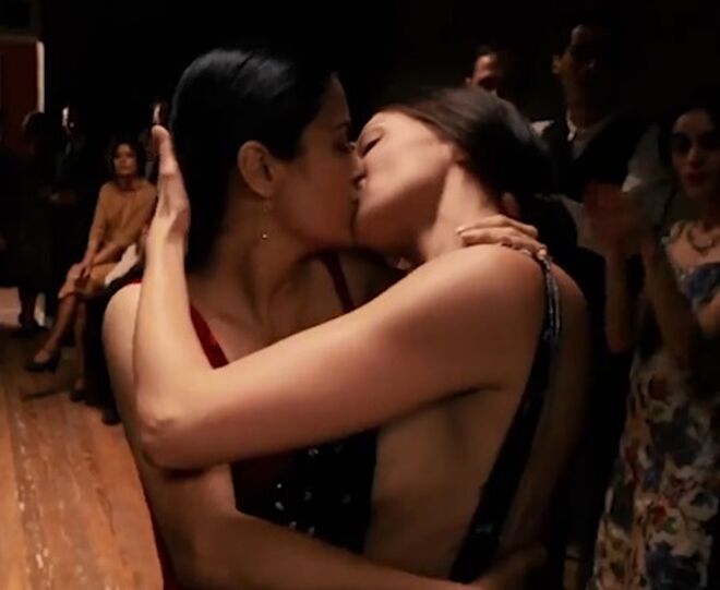 Salma Hayek y Ashley Judd bailando un sensual tango que acaba en beso para 'Frida'.