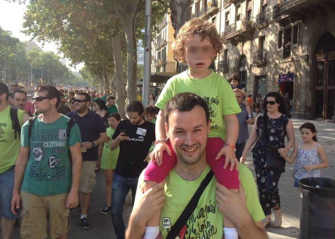 En una manifestación de apoyo a la escuela catalana, con su hija.