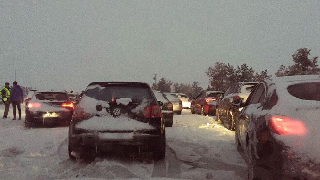 Caos en la red de carreteras: la nevada deja tirados a cientos de conductores