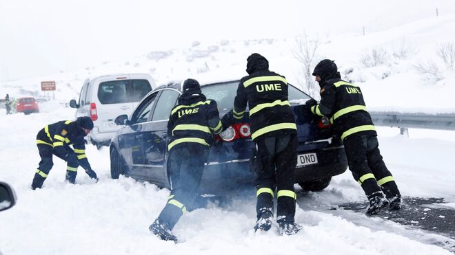 Caos en la red de carreteras: la nevada deja tirados a cientos de conductores