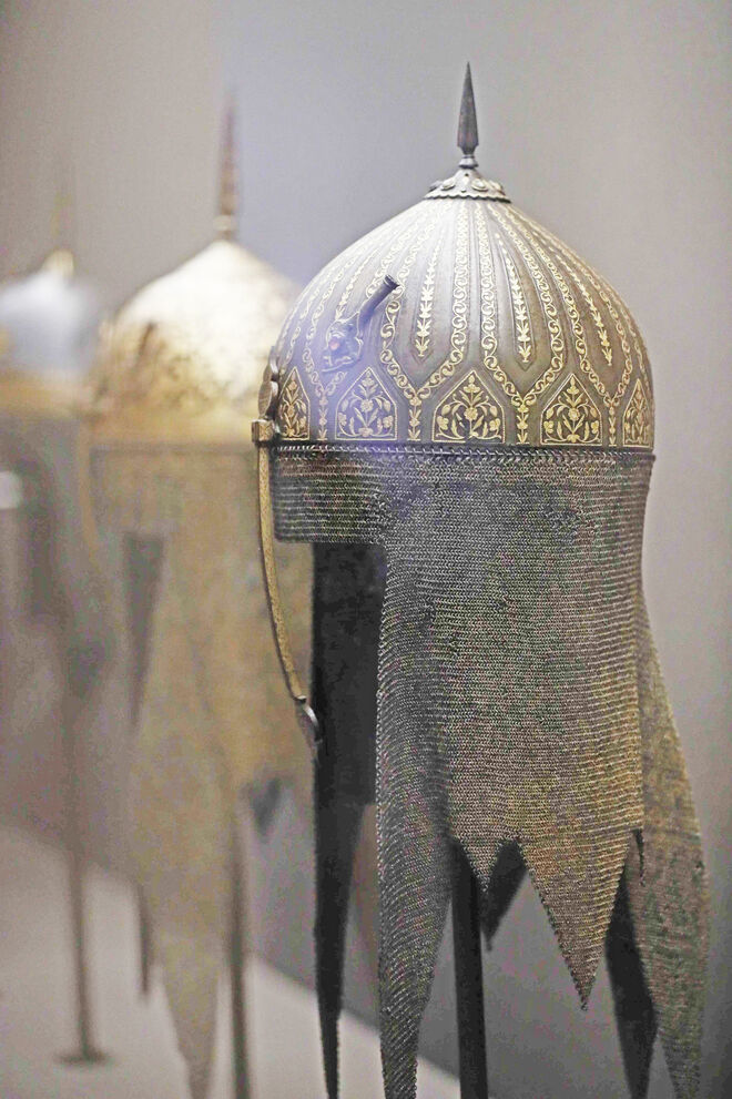 Cascos de inspiración persa, elaborados artesanalmente por el artista español Mariano Fortuny i Marsal