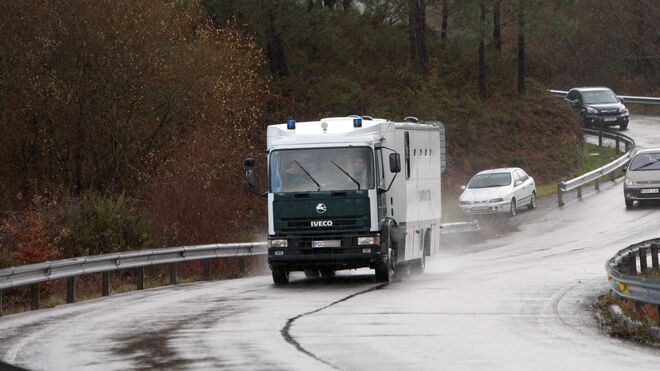Imagen del furgón policial que traslada al presunto asesino de Diana Quer, José Enrique Abuín Gey