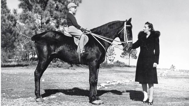 Juan Carlos I fotografiado por Campúa con su madre, María de las Mercedes, en 1947