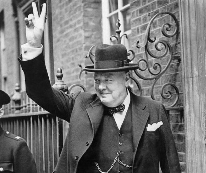 Winston Churchill haciendo su conocido gesto de Victoria.