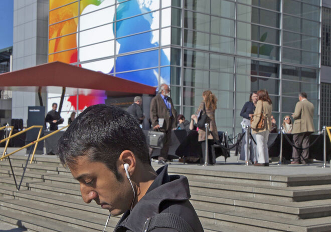 Un hombre escucha música en el centro Yerba Buena en San Francisco, California