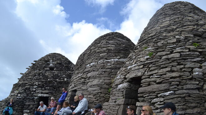 Algunas de las construcciones de piedra que usaban los monjes del monasterio de Skellig Michael como vivienda. Este tipo de construcción permite que el agua de las abundantes lluvias resbale por el exterior pero no necesita mortero entre las piedras.