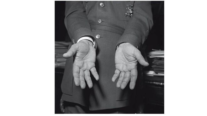 Las manos de Franco, fotografiadas por Campúa.