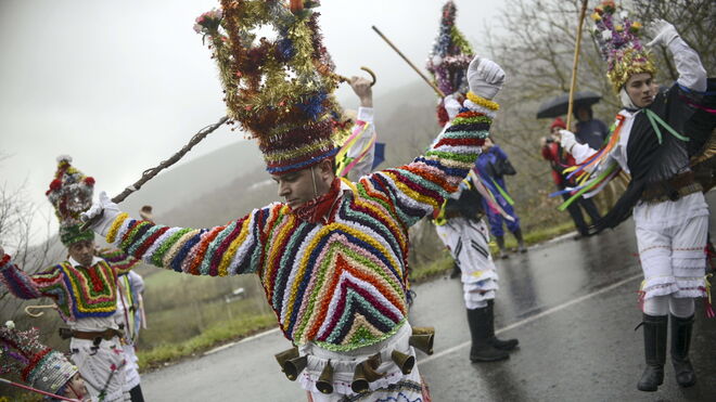 Un grupo de Boteiros danzan al son de los tambores de un folión durante el Entroido (Carnaval) celebrado en Vilariño de Conso (Orense, Galicia, España)