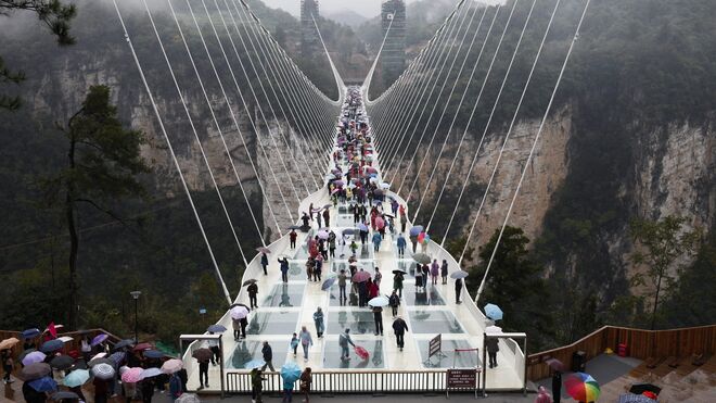 Centenares de personas visitan el puente de cristal de la provincia de Hunan.
