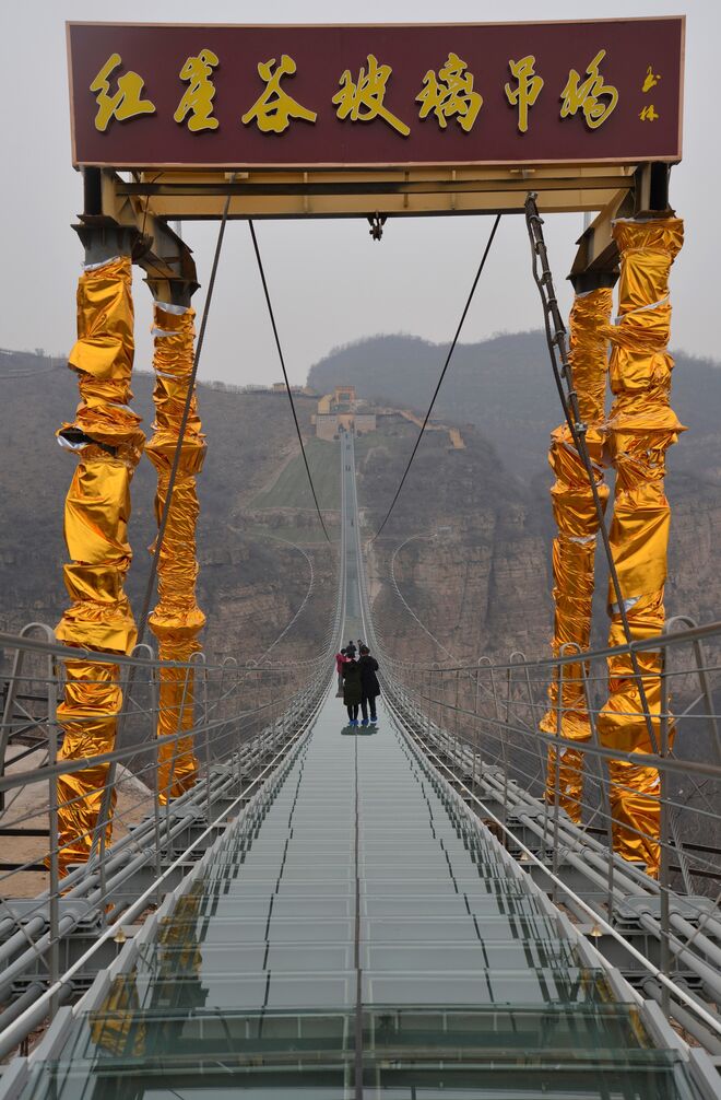 Entrada del actual puente de cristal más largo del mundo, en Hongyagu (China).