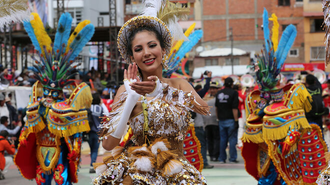 Jóvenes bolivianos bailan la danza de la Morenada  ante la mirada de decenas de miles de ciudadanos y turistas en la entrada del carnaval folclórico de Oruro, en el Altiplano boliviano.