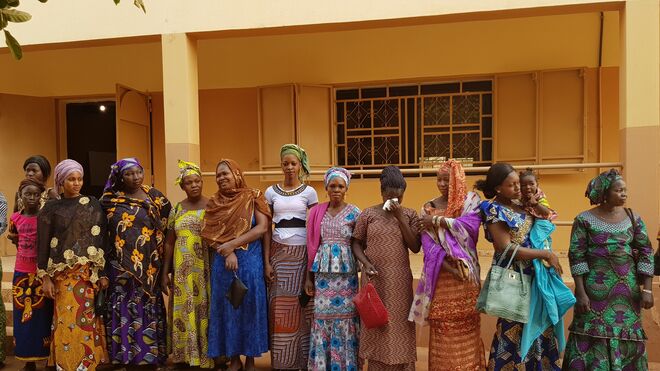 Mujeres del centro social vecino al campo de instrucción militar en Koulikoro