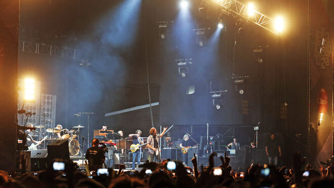 La banda norteamericana Pearl Jam durante su concierto de 2013, en el III Festival Lollapalooza, en Santiago de Chile.