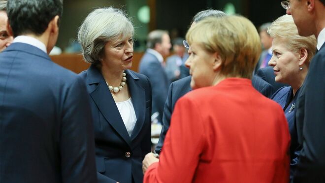 La primera ministra británica, Theresa May, junto a la canciller alemana, Angela Merkel