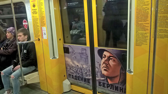 Un cartel de una clásica película de la época soviética, con el argumento y las