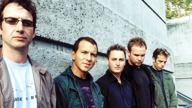 El grupo norteamericano de rock Pearl Jam, la única banda surgida con el grunge capaz de llenar estadios, en 2002