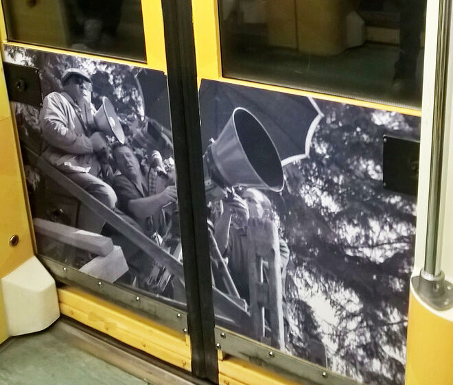 La puerta de uno de los vagones del metro de Moscú con una escena de rodaje de una de las películas de la época soviética.