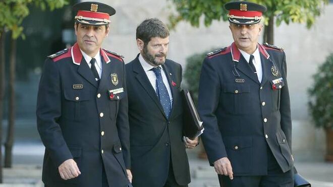 El comisario Castellví (derecha), el exmayor Trapero (izquierda) y el exdirector de los Mossos Albert Batlle.