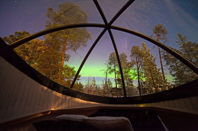 Contemplar millones de estrellas y esperar a las auroras boreales del hemisferio norte sin sufrir las gélidas temperaturas árticas es lo que proponen las mundialmente conocidas Aurora Bubbles en el lago Inari, en Nellim.
