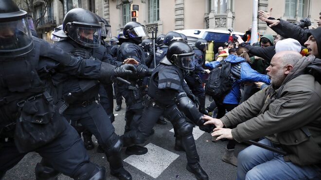 Disturbios en Barcelona por la detención de Puigdemont