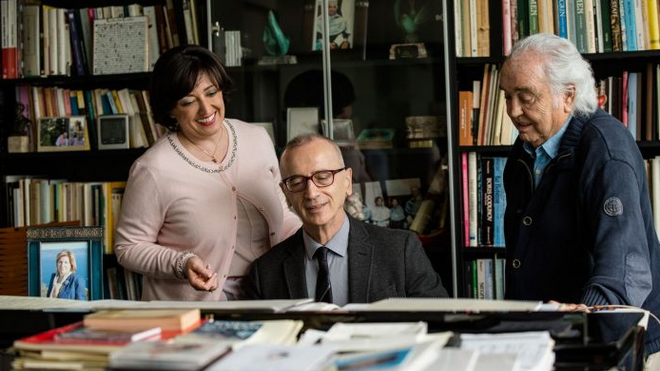 Lucía Castelló, Alejandro Zabala y Antón García Abril en el estudio del compositor.