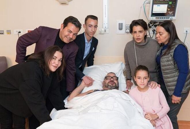 Mohamed VI, con su familia excepto su mujer tras ser operado.