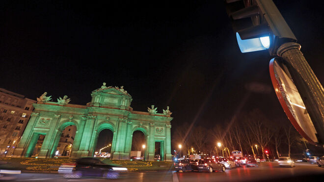 La madrileña Puerta de Alcalá se ilumina de verde con motivo del día de San Patricio, la fiesta nacional de Irlanda.