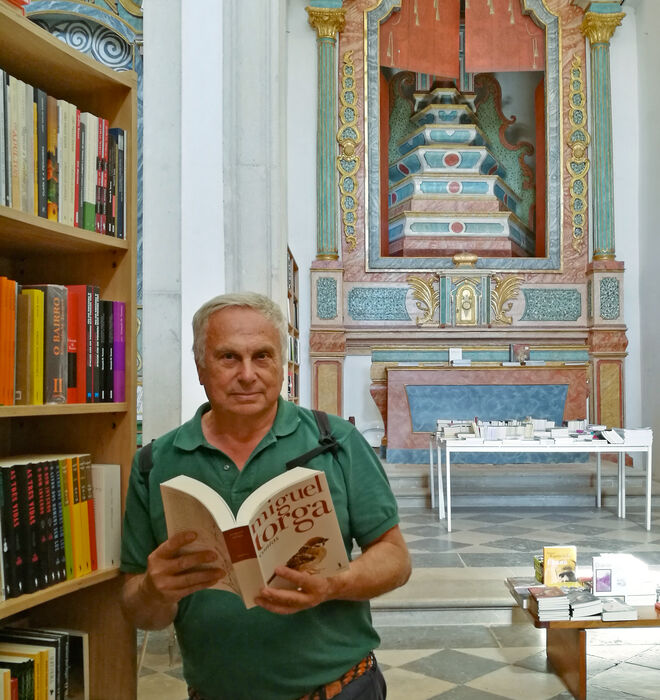 Tomás Alvarez en la iglesia-libreria de Sao Tiago, en Óbidos Portugal.