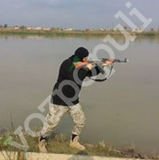 Abu Chaima, fotografiado en Siria con un AK-47
