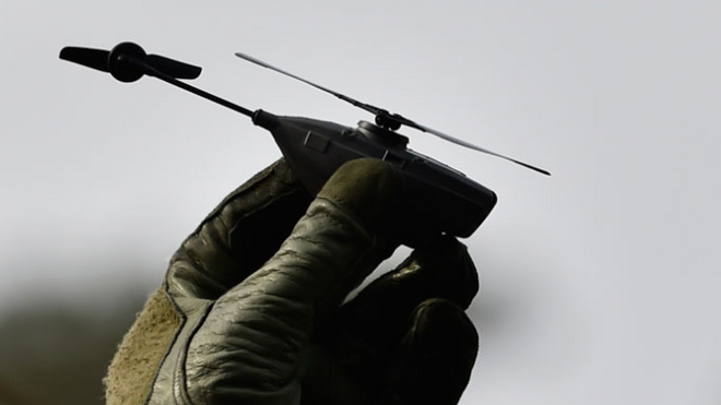 Defensa prueba un dron del tamaño de una mariposa para espiar conversaciones