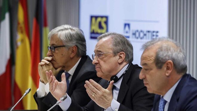 Florentino Pérez, presidente de ACS (centro), junto al CEO de Atlantia, Giovanni Castellucci (izq.) y el CEO de Hochtief, Marcelino Fernández
