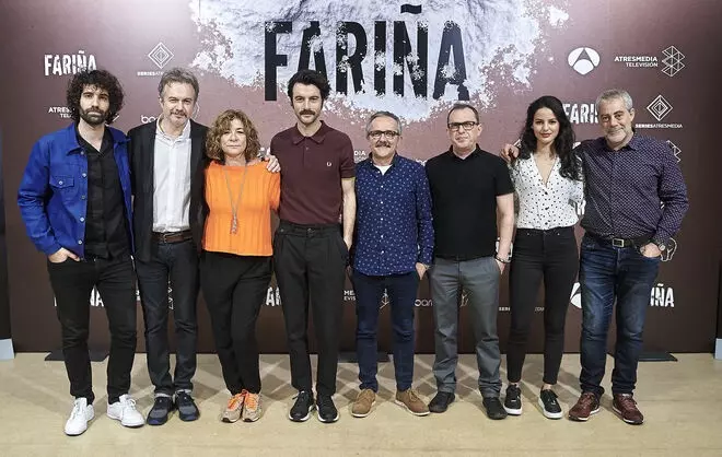 Foto de grupo del reparto de la serie 'Fariña'.