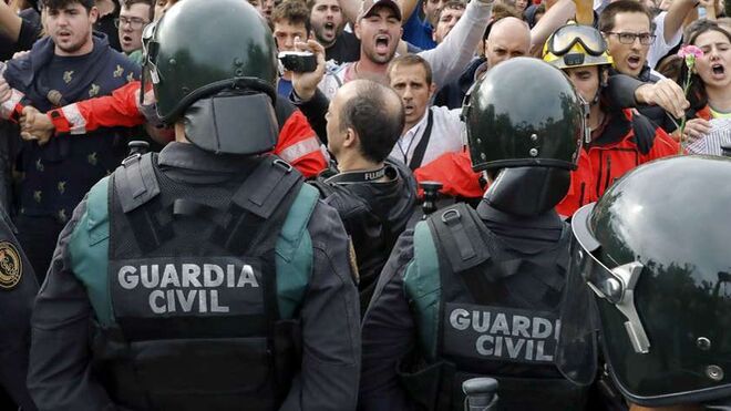 Guardias Civiles frente al Instituto Can Vilumara de L'Hospitalet de Llobregat durante el 1-O