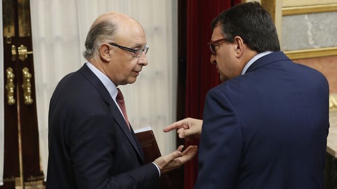 El ministro de Hacienda, Cristóbal Montoro, y el portavoz del Partido Nacionalista Vasco, Aitor Esteban