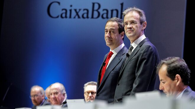 Jordi Gual (derecha) y Gonzalo Gortázar, principales responsables de CaixaBank en la junta.