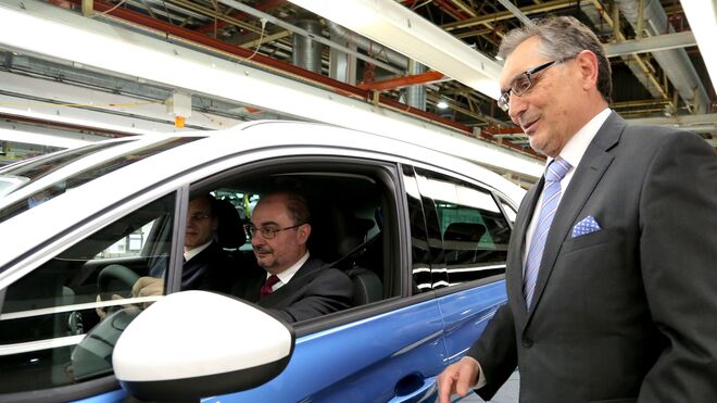 El director de producción y logística de Opel, Rémi Girardon, junto al director de la planta, Antonio Cobo.