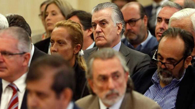 Luis Bárcenas (c) durante el juicio en presencia de Pablo Crespo y Francisco Correa, entre otros