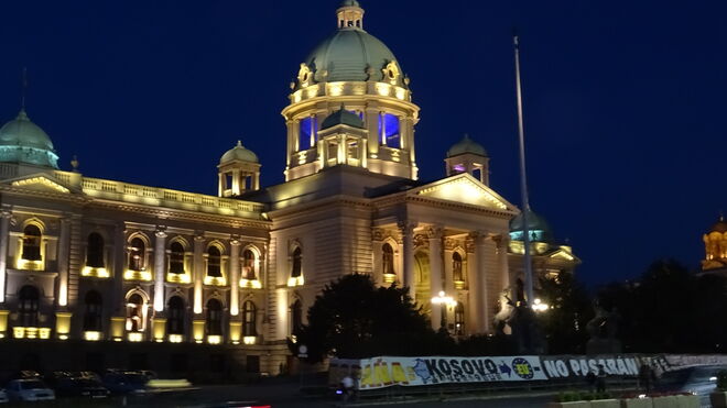Carteles en español delante del Parlamento serbio en Belgrado