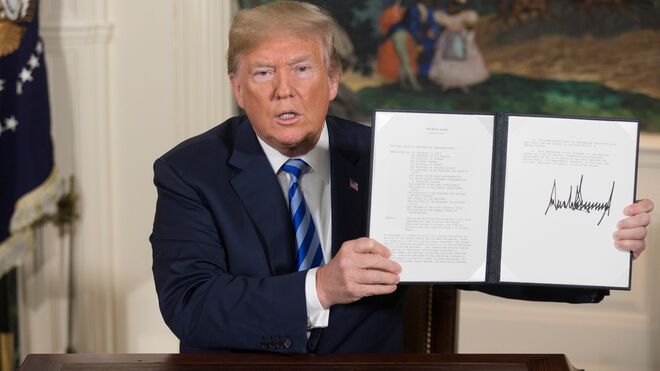 El presidente estadounidense, Donald Trump, muestra un memorándum presidencial firmado durante la rueda de prensa ofrecida en la Casa Blanca, Washington