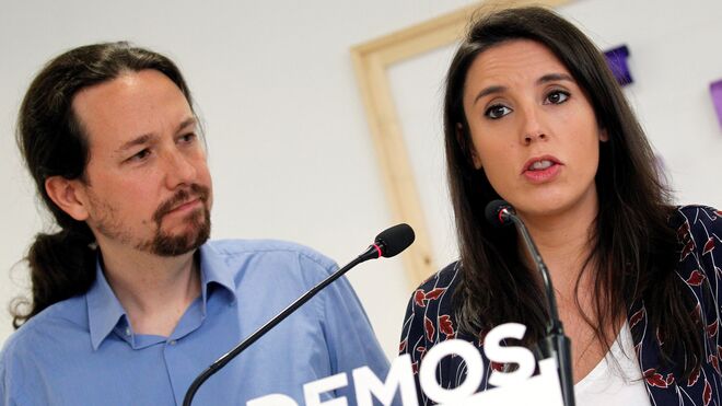El secretario general de Podemos, Pablo Iglesias, y la portavoz, Irene Montero, en rueda de prensa.